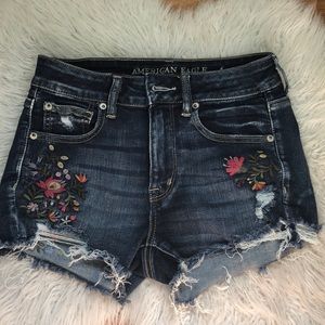Flower embroidered short shorts